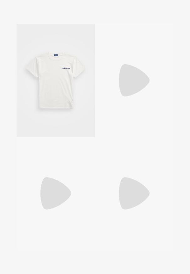Hvid bomulds-T-shirt med korte ærmer, rund halsudskæring og et blåt logo med teksten "Polo Ralph Lauren" på venstre bryst.; Cremefarvede shorts lavet af blødt materiale, med elastisk talje og snøre samt en enkel nederdelsdesign.; Lyseblå sneakers med mesh-stof, fremtrædende udskæringer i sålen og en velcro-rem på toppen for sikker pasform.; Creme læderhåndtaske med en buet form, der har en detalje i guldmetal. Stroppen er fastgjort med en metalklips.