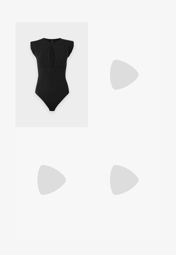 Čierny body s bezrukávovým dizajnom, ktorý má predný výrez a hladký, pružný materiál. Má priliehavý tvar a minimálne švy.; Čierne upravené nohavice s rovnými nohavicami, dvoma prednými záhybmi a hladkou textúrou látky. Žiadne viditeľné vrecká ani kovové prvky.; Čierna lakovaná vysoká topánka na podpätku s špicatou špičkou, širokým podpätkom a remienkom s detailom z kovového hardvéru.; Čierny kožený vest s vysokým golierom, so zipsom na vreckách a čiernou prešívanou kabelkou so striebornými kovovými detailami, nosený s dlhou čiernou sukňou.