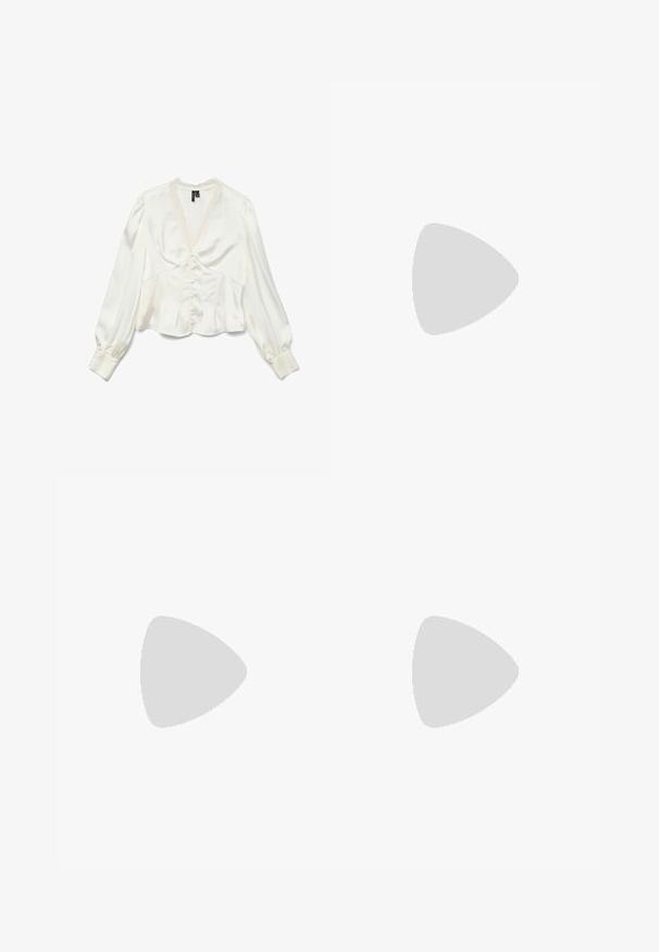 Blusa de satén blanco con un escote en V profundo, detalles de encaje, cierre de botones y mangas largas abullonadas. Presenta pliegues en la línea de la cintura para un detalle adicional.; Jeans de mezclilla de pierna ancha de talle alto en negro, con cierre de botón y cremallera, detalles de dobladillo sin rematar y bolsillos en las costuras laterales.; Zapatilla de ante negra con diseño de tres franjas rosas, suela de goma gris y lengüeta texturizada. Presenta una marca en el lateral y en el talón.; Bolso de hombro sintético negro con una silueta curvada, acabado texturizado, logo triangular dorado y acentos de hardware desmontables.; Collar de perlas de agua dulce con perlas redondas blancas uniformes, finalizado con un cierre de plata y una cadena extensora para longitud ajustable.