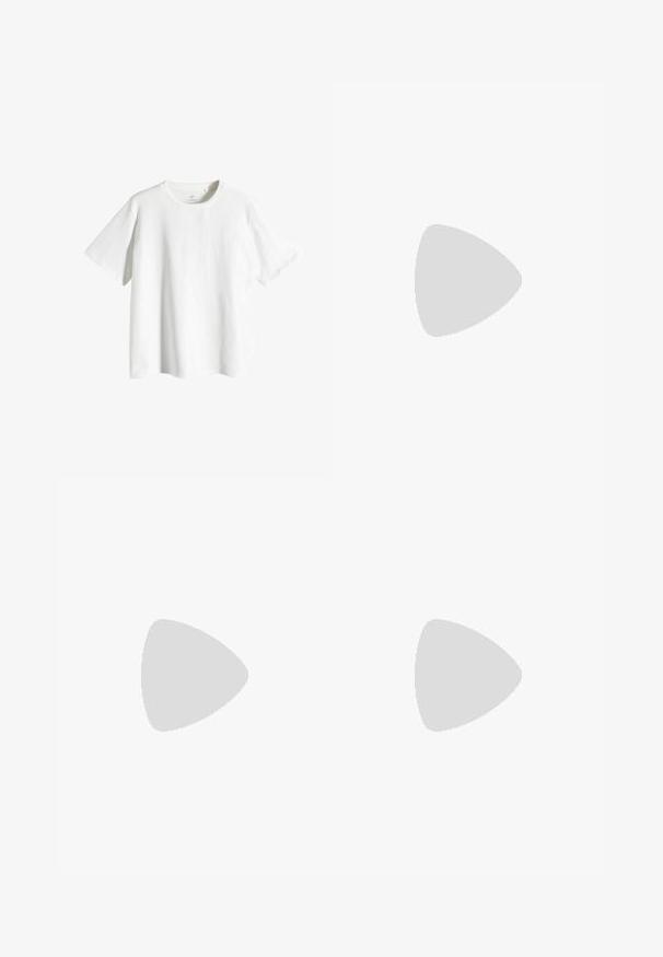 Bílý bavlněný tričko s kulatým výstřihem, krátkými rukávy a volným střihem. Hladká textura, žádné vzory nebo akcenty.; Černé kalhoty s širokými nohavicemi a vysokým pasem, s plizováním, vpředu na knoflík a se dvěma bočními kapsami. Vyrobené z tkaniny s texturovaným povrchem.; Bílé vysoké tenisky vyrobené z kůže, s kovovými očky, gumovou špičkou a červeným a námořnickým pruhem na podrážce.; Černá kožená taška přes rameno s dvěma dlouhými uchy, elegantní design a jemné švy podél středového švu. Hladký povrch.