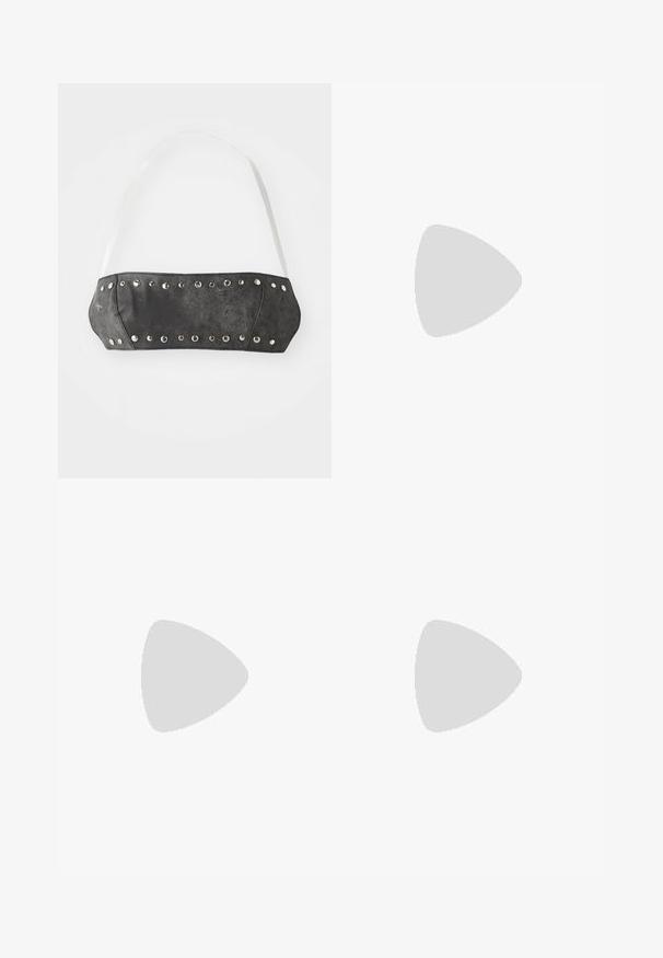 Sort faux læder bandeau med sølv metalnitter langs forkanten; har justerbare hvide stropper. Glat tekstur, struktureret form.; Løse, knælange hvide bukser lavet af et let materiale, med sidelommer og en samlet elastisk talje.; Sorte patentlæder slingback-sko med spidse tæer og to remspænder. Har en lav skrå hæl og glat overflade.; Sort læderhåndtaske med trapezform, prydet med et hævet Adidas-logo og en tynd skulderrem. Lynlåslukning øverst.