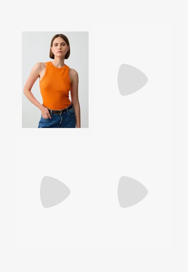 Pomarańczowy bezrękawnik w dopasowanym kroju, wykonany z gładkiego materiału. Połączony z niebieskimi dżinsami z wysokim stanem i brązowym paskiem.; Jasnoniebieskie szorty dżinsowe o luźnym kroju, z pięcioma kieszeniami, szlufkami na pasek oraz przetartą fakturą. Krawędź jest podwinięta i przyszyta.; Czarne skórzane kowbojskie botki z ostro zakończonym noskiem, skomplikowanym haftem, ćwiekami i niskim, prostym obcasem. Zamek błyskawiczny po boku dla łatwego zakładania.; Czarne plastikowe okulary w owalnym kształcie, z przezroczystymi soczewkami i jednym fioletowym akcentem na lewym szkle. Elegancki, minimalistyczny design.