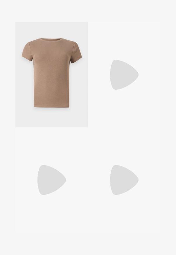 Beige bordázott rövidujjú póló kerek nyakkivágással és szabott fazonnal. Simaság jellemzi, díszítések vagy minták nélkül.; Sötétbarna, bő szárú nadrág cipzárral, gombos záródással és övhurkokkal, egyszerű háttér elé helyezve.; Fekete velúr magassarkú szandál vékony boka pánttal, nyitott orral és szerény blokk sarkával. Simaság és minimalista részletek jellemzik.; Barna bőr vászontáska sima textúrával, nyitott tetejű dizájnnal és két vállpánttal. Minimális varrással és látható hardver nélkül készült.