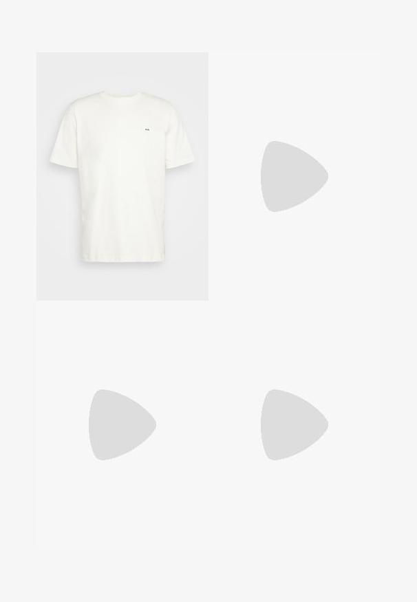 T-shirt en coton blanc avec encolure ras du cou, manches courtes et un petit logo noir "W.W." sur la poitrine gauche. Texture douce, coupe régulière.; Pantalon marron à coupe droite, avec un devant plat, des passants de ceinture et une texture lisse. Design simple sans motifs ni accents.; Baskets noires en toile avec bouts en caoutchouc blanc et lacets. Les coutures contrastées et les œillets en métal ajoutent des détails. Portées avec un pantalon beige et un tissu noir.; Sac à dos noir au design épuré, avec une finition texturée, des bretelles ajustables et des cordons élastiques à l'avant pour un espace de rangement supplémentaire.