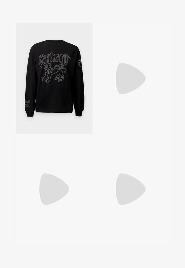 Schwarzes Langarmshirt mit weißer Stickerei eines Löwen und Text, Rundhalsausschnitt und gerippten Bündchen.; Hochtaillierte, weit geschnittene Hose mit einem strukturierten schwarz-weißen Blumenmuster auf grauem Hintergrund, mit einem klassischen Bund und vorderen Taschen.; Grüne Wildledersneaker mit weißen Akzenten, strukturierten Schnürsenkeln mit rosa Details und einer khakifarbene Gummisohle, getragen mit weißen Socken und grünen Shorts.; Even&Odd Shopping Bag - black