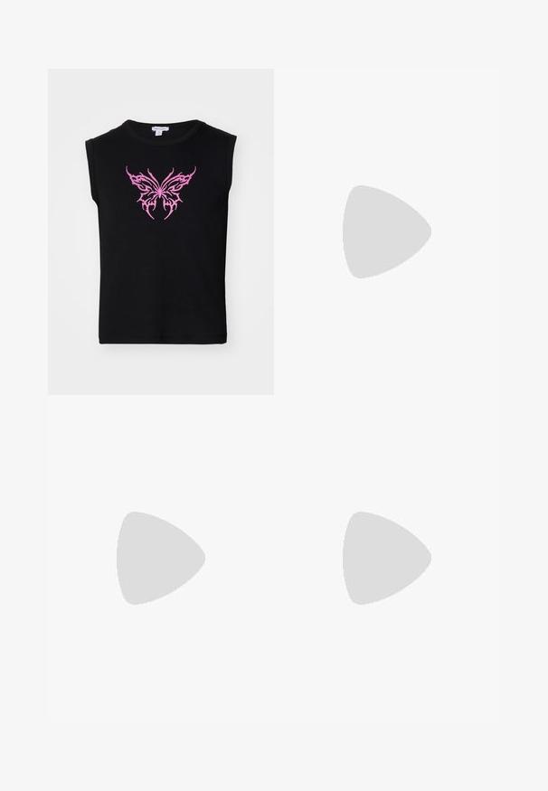 Top negro sin mangas hecho de algodón, con un gran diseño de mariposa bordado en rosa en el centro y con textura acanalada.; Jeans de mezclilla azul oscuro con corte recto, que presentan costuras naranjas, cinco bolsillos y un cierre frontal con botón. Textura suave.; Zapatos de cuero negro con cordones, punta redonda, textura suave y suela de goma acanalada. Presentan un pequeño tacón y una pestaña en la parte posterior.; Gafas de sol rectangulares negras con lentes oscuros, una montura de plástico suave y un logo sutil en el brazo izquierdo. Diseño minimalista.