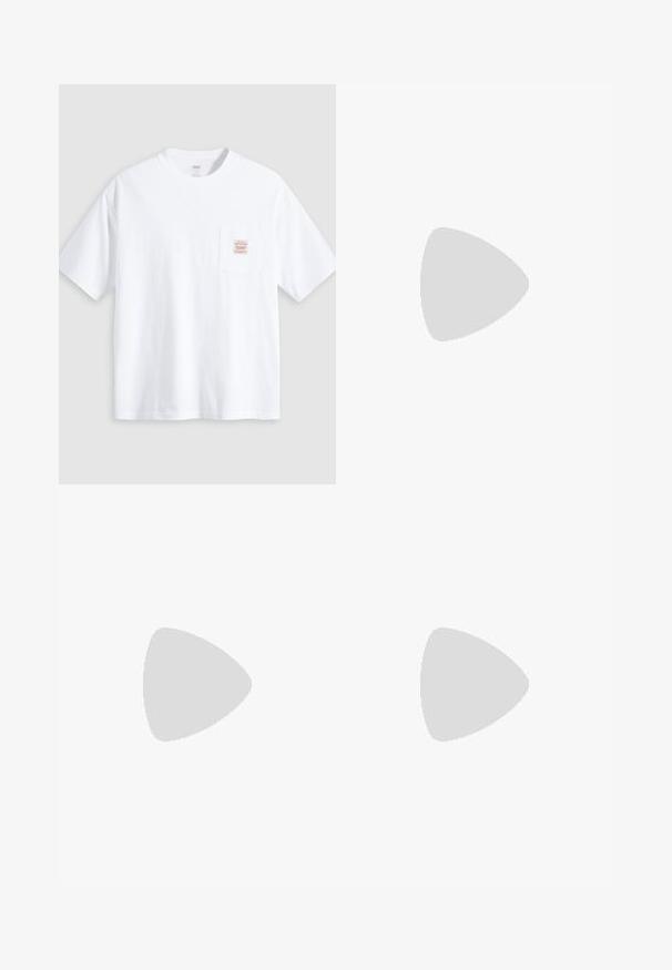 Tricou alb din bumbac, cu gât rotund, mâneci scurte și un buzunar frontal cu un eticheta cusută cu text roz deschis.; Blugi de culoare albastru deschis, confectionați din denim, cu un design drept, cinci buzunare și nituri de nuanță cupru. Textura uzată adaugă detalii.; Pantofii negri din piele cu o textură netedă, vârful rotunjit și șase orificii pentru șireturi. Au un toc mic și detalii de cusătură minime.; Ochelari de soare negri, supradimensionați, cu lentile întunecate în degrade, formă rotundă și brațe subțiri din plastic negru. Branding subtil pe cadru.