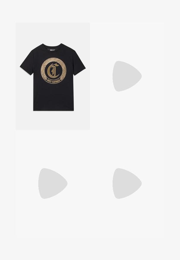 Černé tričko s kulatým zlatým grafickým designem se stylizovanými písmeny "C" a textem "JUST CAVALLI". Krátké rukávy, kulatý výstřih, bavlněný materiál.; Černé kalhoty s upraveným střihem, širokými nohavicemi, hladkým materiálem a zlatým sponou na opasku v pase.; Černé kožené boty s robustní ribkovanou podešví, zdobené kruhovým stříbrným kovovým prvkem a minimálním švem.; Černá kožená crossbody taška se dvěma předními kapsami, zlatými přezkami, zipovým uzávěrem a štíhlým popruhem. Texturovaný povrch a kompaktní obdélníkový tvar.