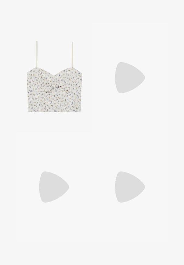 Bloemige crop top met dunne bandjes; witte basis versierd met kleine roze, gele en paarse bloemen; gedraaide voorkant; lichtgewicht stof.; Lange, gedrapeerde rok gemaakt van gelaagd, gestructureerd stof in warme tinten van geel, oranje en bruin. Heeft een decoratieve kralenriem.; Puntige stilettohakken in lichtblauw stof met een gestructureerde afwerking, voorzien van een strikaccent en enkelband voor een veilige pasvorm.; Tortoiseshell zonnebril met een ronde, stevige montuur en bruine lenzen. Heeft subtiele patronen en rechte, taps toelopende veren.