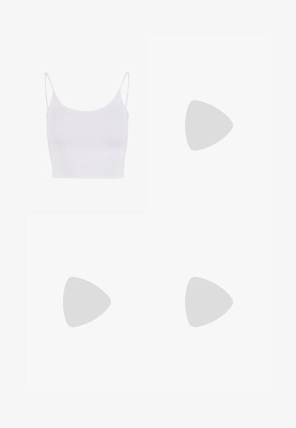 Witte cami-top met dunne verstelbare banden, een aansluitend ontwerp en een gladde, rekbare textuur zonder patronen of versieringen.; Lichtblauwe uitlopende jeans met een versleten knie, vijf zakken en een rafelige zoom. Gemaakt van denimstof en met een middelhoge tailleband.; Bruine suede klomp met een brede band en een zilveren metalen gesp, met een gestructureerde zool en een open achterkant.; Brown ovalen zonnebrillen met donkere lenzen. Het montuur is gemaakt van doorzichtig bruin materiaal en heeft een logo dat op de slapen is gedrukt.; Bruine leren handtas met twee stevige handvatten, rechthoekige vorm, gladde textuur en ritssluiting. Minimalistisch ontwerp zonder zichtbare patronen.