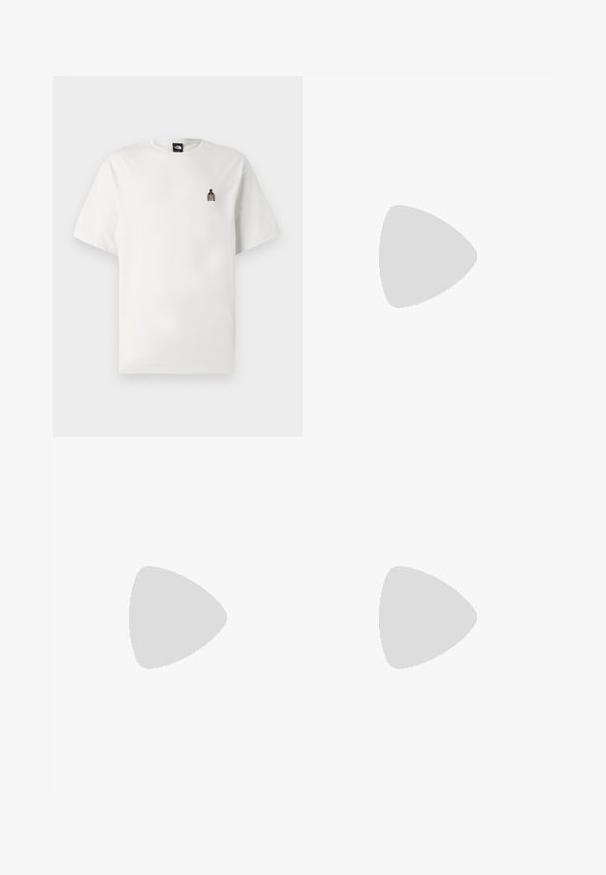 Balta medvilninė marškinėliai su mažo, siuvinėto butelio grafinu kairėje krūtinės pusėje. Klasikinis apvalus kaklas ir trumpomis rankovėmis.; Juodi cargo šortai su elastine juosmeniu ir raišteliu, su šoninėmis kišenėmis su užtrauktukais ir kišene ant šlaunies.; Bežiniai zomšiniai sportbačiai su žaliais odiniais akcentais, apvaliu pirštu, baltais raiščiais ir tekstūruotais detalėmis šonuose. Matoma guminė padas.; Juodas nailoninis per petį dėklas su reguliuojamu dirželiu, išryškintu baltu logotipu. Nešiojamas ant šviesiai mėlynos marškinėlių. Paprastas, funkcionalus dizainas.