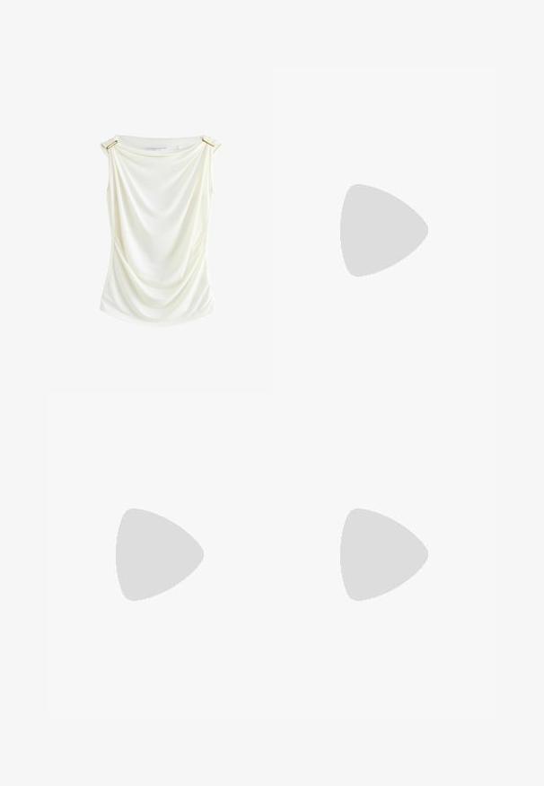 Witte gedrapeerde top van zachte stof, met gouden hardware accenten op de schouders. Gladde textuur en vormgevende pasvorm.; Zwarte hoge taille wijdvallende broek met riemlussen en zijzakken, plat gelegd op een witte achtergrond.; Zilveren hoge hakken sandalen met een gladde metalen afwerking, open teen, enkelbandje en een platte, gestructureerde zool. Kussenachtige binnenzool in lichtbeige.; Zilveren oorbellen met een textuurontwerp en een ronde, witte parel in het midden, geplaatst in een golvende, opengewerkte omlijsting.