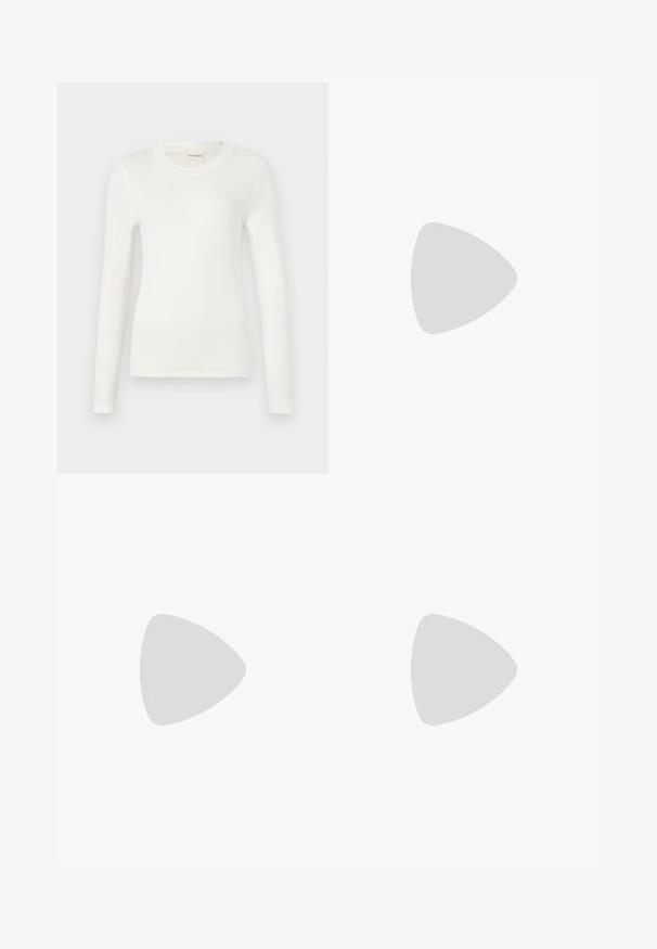 T-shirt blanc à manches longues en tissu doux, avec un col rond et une silhouette ajustée. Design minimaliste sans motifs ni accents.; Pantalons larges beige à taille haute, dotés de deux boucles circulaires dorées et de poches à l'avant ; tissu en coton lisse avec des poignets retroussés.; Escarpin noir à bout pointu avec texture en cuir de crocodile, présentant un design élégant, un haut talon aiguille et un intérieur noir lisse.; Sac en cuir noir porté en travers avec deux poches avant, boucles dorées, fermeture zippée et une sangle fine. Surface texturée et forme rectangulaire compacte.