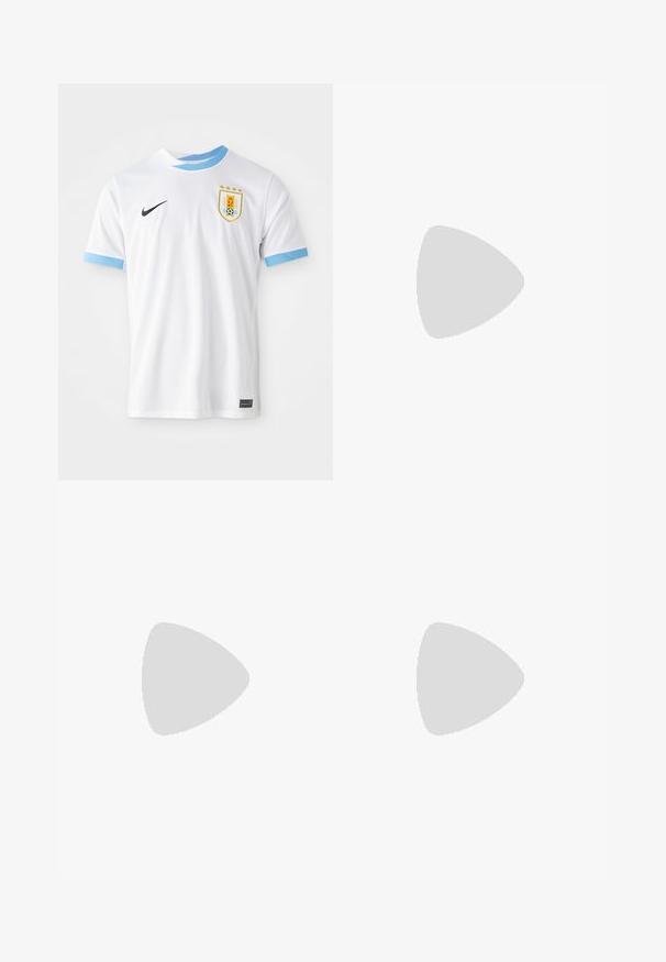 Camisa de futebol Nike branca com detalhes em azul claro no colarinho e nas mangas. Apresenta um emblema com um brasão e três estrelas acima.; Bermudas verdes em algodão com uma cintura elástica e cordão ajustável. Apresenta bolsos laterais e um corte descontraído. Textura suave.; Mocassim de couro preto com um detalhe de franjas, apresentando uma sola preta robusta e costura amarela ao longo da borda. Acabamento texturizado.; Colar de metal prateado em três camadas, com correntes flexíveis e elegantes que possuem um leve brilho, fechado com um fecho de lagosta e corrente ajustável.