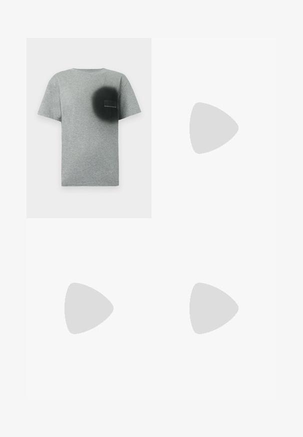 Šedé tričko s krátkým rukávem s černým kruhovým motivem ve spreji a malou obdélníkovou nášivkou na levé části hrudi.; Černé tepláky z měkké látky, s volným střihem, elastickým pasem a malým bílým potiskem loga na boku.; Šedé semišové tenisky s síťovanými panely, krémovou podrážkou a kulatou špičkou. Vybavené béžovými tkaničkami a jemnými perforacemi po stranách.; Hnědá kožená kabelka s unikátním trojúhelníkovým skladem, horním uchem a odnímatelným ramenním popruhem na bílém pozadí.