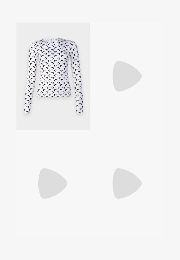 Witte top met lange mouwen en een herhalend patroon van zwarte halve manen. Gemaakt van een gladde stof, met een aansluitend ontwerp en een ronde halslijn.; Zilveren sequined jogger broek met een zwarte elastische tailleband, koordjes en zwarte boorden bij de enkels voor een tapered fit.; Zwarte leren ballerina met een ronde neus, gladde textuur, minimale stikdetails en een flexibele zoolontwerp.; Zwarte handtas van gestructureerd leer met een afgeronde vorm. Beschikt over een dunne schouderband en decoratieve reliëfpatronen.