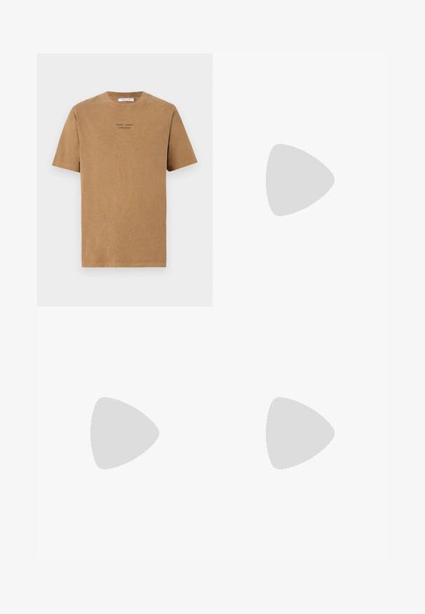 T-shirt de algodão castanho com gola redonda, mangas curtas e texto preto a dizer "SAMSE SAMSE COPENHAGEN" na frente.; Calças flare bege com um cós elástico, dois bolsos frontais e uma textura de algodão suave. Sem padrões visíveis ou elementos de metal.; Os mocassins de couro preto apresentam uma costura elevada, duas tiras decorativas na parte superior e uma sola grossa e texturizada para maior aderência.; Casaco bege claro com bainha elástica, combinado com uma camisa verde e calças pretas. A portar uma pequena mala cinza a tiracolo. Sapatos pretos.