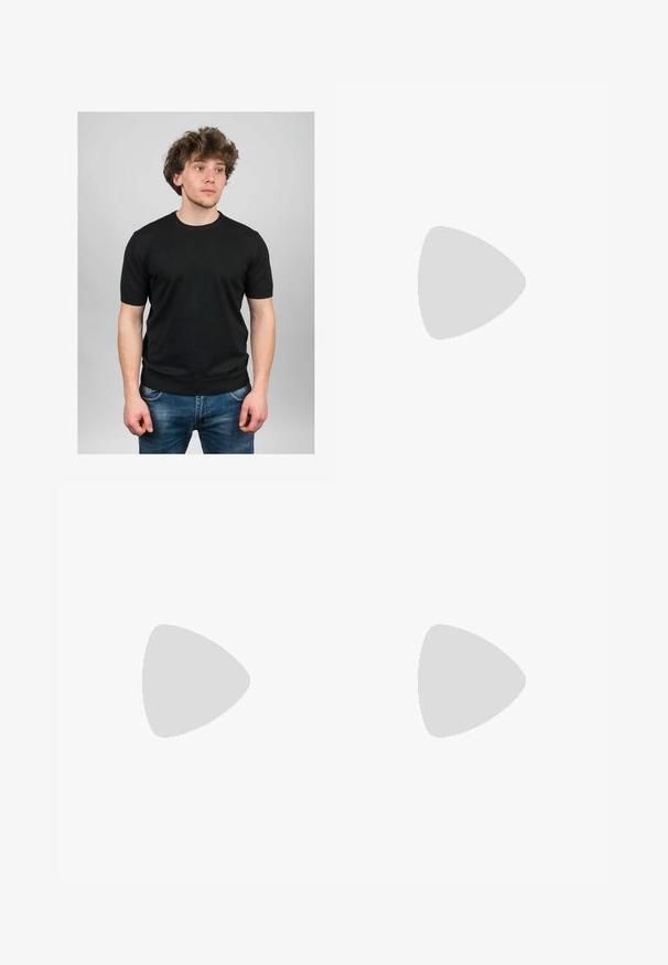 Camiseta de punto negra de manga corta con cuello redondo y dobladillo acanalado, combinada con jeans de mezclilla azules. El tejido parece suave y ligero.; Vaqueros rectos de denim de color azul claro, con un acabado desgastado, diseño de cinco bolsillos y detalles de costura visibles a lo largo de las costuras.; Botín negro de cuero hasta el tobillo con puntera afilada, detalles de costura mínimos, tacón de bloque de altura media y un acabado suave y pulido.; Gafas de sol rectangulares negras con lentes oscuros, marco de plástico grueso, acentos dorados en las patillas y logotipo de la marca grabado en el brazo.