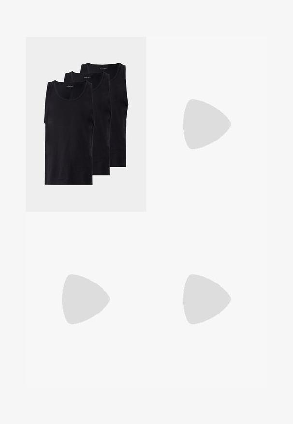 Schwarze Baumwoll-Tanktops im Dreierpack, mit rundem Halsausschnitt und ärmellosem Design, glatter Textur und klassischer Passform.; Schwarze Shorts aus glattem Stoff, mit einem einzigen Knopfverschluss und Gürtelschlaufen, geradem Beinabschluss und ohne sichtbare Muster.; Schwarze Slide-Sandale mit zwei verstellbaren Schnallen, strukturiertem Fußbett und korkähnlicher Sohle. Bietet ein flaches, breites Design für hohen Komfort.; Schwarze Sonnenbrille mit rechteckigen Rahmen, grauen getönten Gläsern und einer Aussparung im Nasensteg. Schlanker, glänzender Kunststoff, mit schmalen Bügeln.