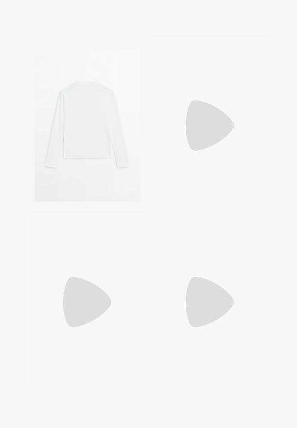 Gładka, biała, długosleeve koszula, okrągły dekolt, pokazana od tyłu, leżąca na białym tle.; Jasnoniebieskie dżinsy w szerokim kroju, wykonane z denimu, z podwyższonym stanem, pięcioma kieszeniami, zapięciem na guzik i subtelnym wyblaknięciem dla uzyskania tekstury.; Czarne skórzane loafersy z detalem w złotym odcieniu. Buty mają smukły design i gładką, błyszczącą fakturę.; Czarne, oversize okulary przeciwsłoneczne z owalnymi soczewkami, gładkim plastikowym mostkiem i złotymi akcentami na zausznikach. Ciemne soczewki zapewniają ochronę przed słońcem.; Miękka, brązowa torebka w stylu hobo z jedną szeroką rączką i wyprofilowanym otwarciem, wyeksponowana na białym tle.