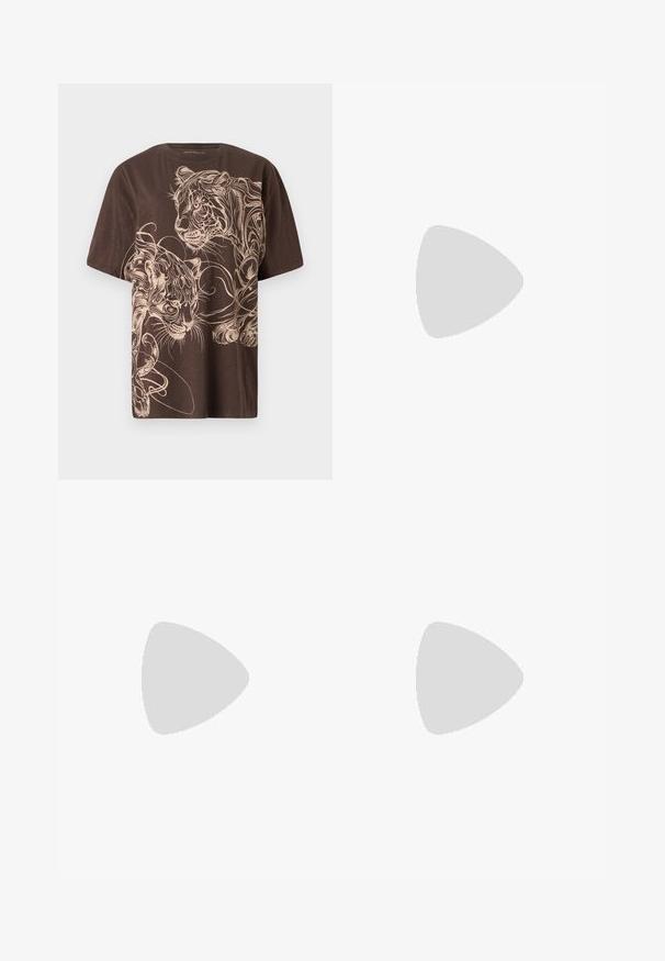 Brun t-skjorte med et detaljert kremfarget tigermotiv. Kortermet, rund hals og myk, strukturert stoff.; Beige buks med vide ben laget av mykt semsket materiale, med dekorativ søm langs sidene og en jevn tekstur.; Sko med spiss tå og slingback i off-white skinn, med lav hæl og utskårent design, med en glatt tekstur og minimale detaljer.; Svart lær skulderveske med en myk tekstur, trekantet form og justerbar stropp, kombinert med en lyseblå stripete skjorte og hvite bukser.