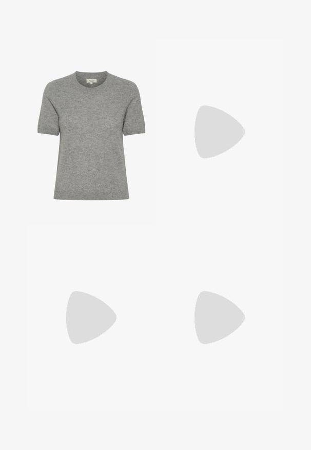 Pull gris à manches courtes en maille douce avec un col rond et un design minimaliste. Bords nets et sans couture pour un look élégant.; Pantalons en lin léger et vert avec une coupe décontractée, une taille élastique et un cordon de serrage, comportant deux poches latérales.; Chaussures slingback en cuir verni noir avec un bout pointu, une sangle unique et un talon bas et structuré. Texture lisse avec des accents minimalistes.; Lunettes de soleil en plastique noir avec verres verts, monture carrée, accent argenté sur le sourcil et branches texturées. Marque indiquée sur l'intérieur de la branche.; Sac bandoulière rectangulaire avec motif serpent noir et beige, longue sangle en boucle et fermeture éclaire sur le dessus.; Anneaux en argent poli avec un design lisse et arrondi. Présentent des formes organiques et une finition brillante, mettant en valeur des bords courbes et un anneau sans soudure.