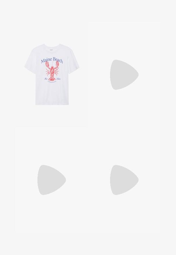 Hvit bomull t-skjorte med grafikk av en rød hummer og blå tekst som sier "Maine Beach Best Lobster of Massachusetts." Korte ermer.; Sorte plisserte bukser med elastisk midje. Har vide ben og et glatt, strukturert stoff med vertikale striper.; Burgunderfargede spissede slingback-sko med krokodillelignende tekstur, lav hæl og en gylden spændeaccent på stroppen. Glatt indvendig foring.; Svart lær tote bag med glatt tekstur, rektangulær form og to lange håndtak. Ingen synlige deler eller dekorasjoner.