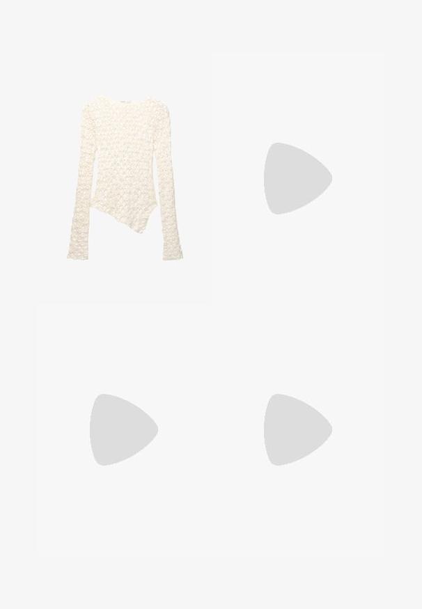 Valkoinen pitkähihaisen neulepusero, jossa on kukkakuosi ja epäsymmetrinen helma.; Farkut, joissa on leveät lahkeet harmaasta denimistä, korkea vyötärö, tavalliset taskut ja hillitty haalistunut kuvio. Raaka reunus alaosassa.; Juoksukengät, joissa on hengittävä valkoinen verkkopäällinen, hopeiset yksityiskohdat, harmaat nauhat ja kestävä musta kumipohja. Kevyt ja pehmeä malli.; Mustat suorakulmaiset aurinkolasit tummilla linsseillä. Paksu muovikehys, sileä pinta ja pyöristetyt reunat. Tyylikkäät templet ulottuvat ulospäin.; Musta nahkalaukku kaarevalla muotoilulla, jossa on ylhäältä avattava vetoketju, lyhyt kahva ja irrotettava olkahihna. Kulta koristelu.