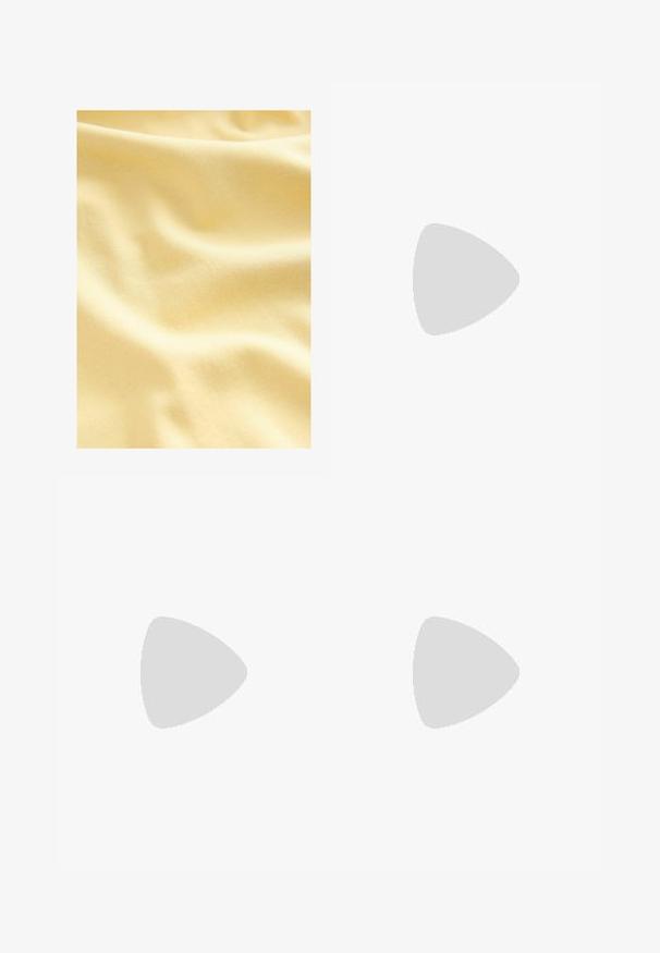 Tkanina bawełniana w miękkim, jasnoniebieskim odcieniu, charakteryzująca się gładką, lekko teksturowaną powierzchnią z delikatnymi falami i fałdami.; Biała bezrękawnikowa bluzka z wycięciami na ramionach zestawiona z czarną, sięgającą kostek spódnicą z elastycznym pasem i bocznymi kieszeniami, noszona z białymi trampkami.; Brązowe skórzane buty typu boat shoe z grubą brązową gumową podeszwą, złotymi oczkami i kontrastowym szwem. Posiadają logo na boku.; Okulary przeciwsłoneczne w kratkę z ciemnoszarymi soczewkami, w kształcie kwadratu, z złotymi metalowymi akcentami i smukłymi zausznikami z charakterystycznymi paskowanymi detalami.