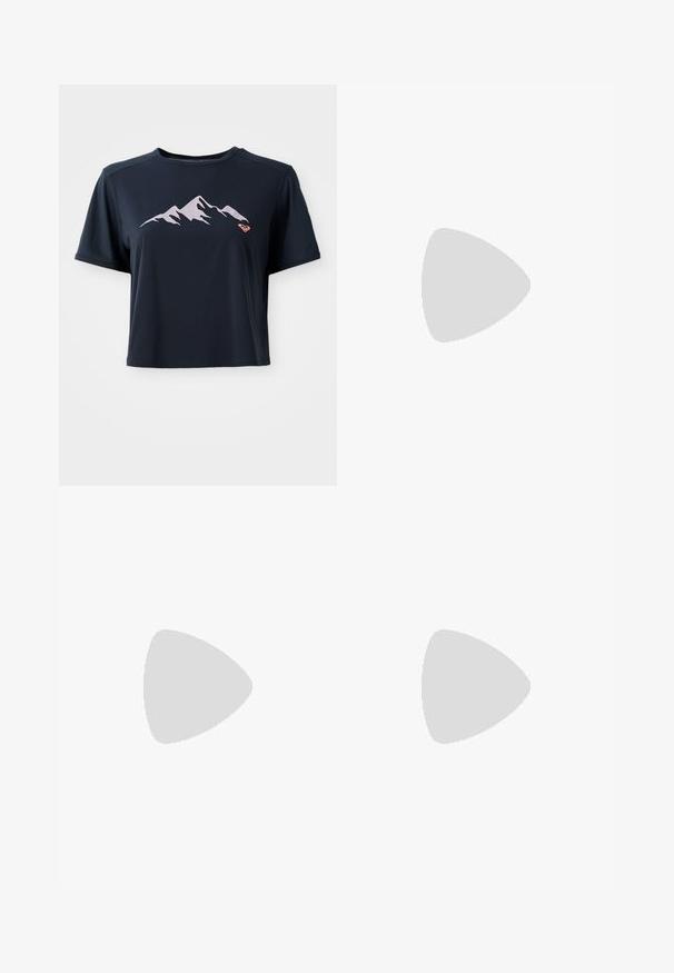 T-shirt cropped blu navy realizzato in tessuto liscio, con una grafica di montagne rosa chiaro e un piccolo logo arancione in basso a sinistra.; Pantaloni gialli a gamba larga realizzati in tessuto texturizzato con vita elastica. Presentano un dettaglio a uncinetto all'orlo.; Sneaker in suede nero con cuciture bianche e striscia laterale caratteristica, dotate di suola in gomma beige e design low-top. Allacciate con lacci neri.; Orecchini a cerchio in argento con una finitura liscia e lucida. Forma rotonda e chiusura a scatto sicura. Design leggero adatto per l'uso quotidiano.