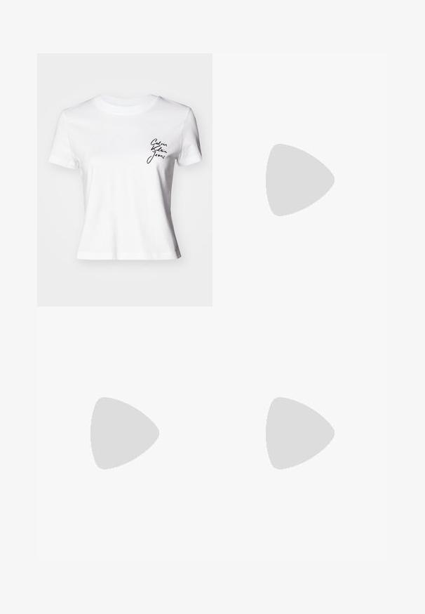 Camiseta de algodón blanca de manga corta, con un escote redondo y un logo en cursiva negra en el lado izquierdo del pecho. Dobladillo recto.; Jeans de mezclilla de pernera ancha de tiro alto en azul claro, con un diseño de cinco bolsillos y cierre de botón.; Mocasines de charol negro con punta redonda, tira decorativa y detalle en metal plateado en la parte frontal. Tacón cuadrado y suela texturizada.; Pendientes de aro de oro con un diseño liso y redondeado y un acabado brillante, que cuentan con un cierre para asegurar. Grabados con "DKNY".