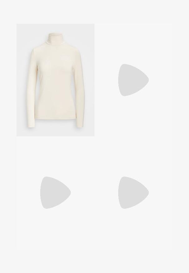 Langärmliges Rollkragenoberteil aus weichem, cremefarbenem Stoff. Verfügt über ein körpernahes Design mit einem hohen Kragen und nahtlosen Ärmelsäumen.; Braune karierte Hose mit tailliertem Schnitt, mit Falten, einem Knopfverschluss und umgeschlagenen Säumen. Texturiert mit orangefarbenen Akzenten.; Weiße Leder-Slingback-Schuhe mit spitzer Zehe, kleinem Absatz und verstellbarem Riemen, der eine auffällige silberne Schnalle aufweist.; Dunkelblaue Denim-Tasche mit runder Form, mehreren äußeren Taschen, verstellbarem Tragegurt und silberfarbenen Hardware-Akzenten. Mit Traggriff versehen.