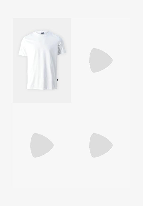 Balta medvilninė marškinėlių su trumpomis rankovėmis, su subtiliu iškiliu "Joop!" logotipu ant krūtinės ir tiesia apačia.; Calvin Klein Jeans SLIM - Džinsiniai šortai - denim light; Juodos odinės loafers tipo batai su apvaliu pirštu, siuvinėta detalė ir dekoratyvine juostele per priekį. Plokščias padas su minimalia profiliu.; Rudas odinis paštininko krepšys su lygiu priekiniu dangčiu, dviem diržais, auksiniais detalėmis ir reguliuojamu peties diržu.