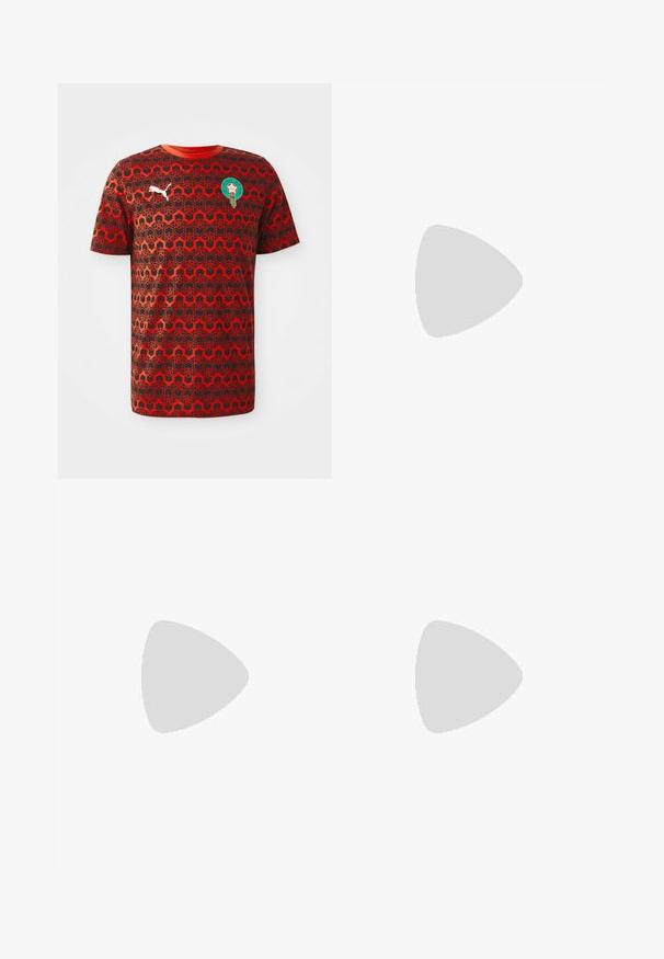 Rotes T-Shirt mit kurzen Ärmeln, das ein geometrisches schwarzes Muster aufweist, einen runden Halsausschnitt hat und ein grünes Emblem mit einem weißen Logo auf der Brust trägt.; Beige weit geschnittene Hose mit Patchwork-Design, bestehend aus hellen und dunklen Stoffabschnitten; einschließlich quadratischer Akzente und einer vorderen Knopfverschluss.; Puma-Sneaker aus weißem und schwarzem Wildleder mit einer braunen Gummisohle. Kombiniert mit weißen Socken, die ein schwarzes Logo zeigen, getragen zu dunklen Hosen.; Goldene Kettenhalskette mit großen miteinander verbundenen Gliedern, mit einem kreisförmigen Anhänger in der Mitte, der ein erhabenes Emblem zeigt.