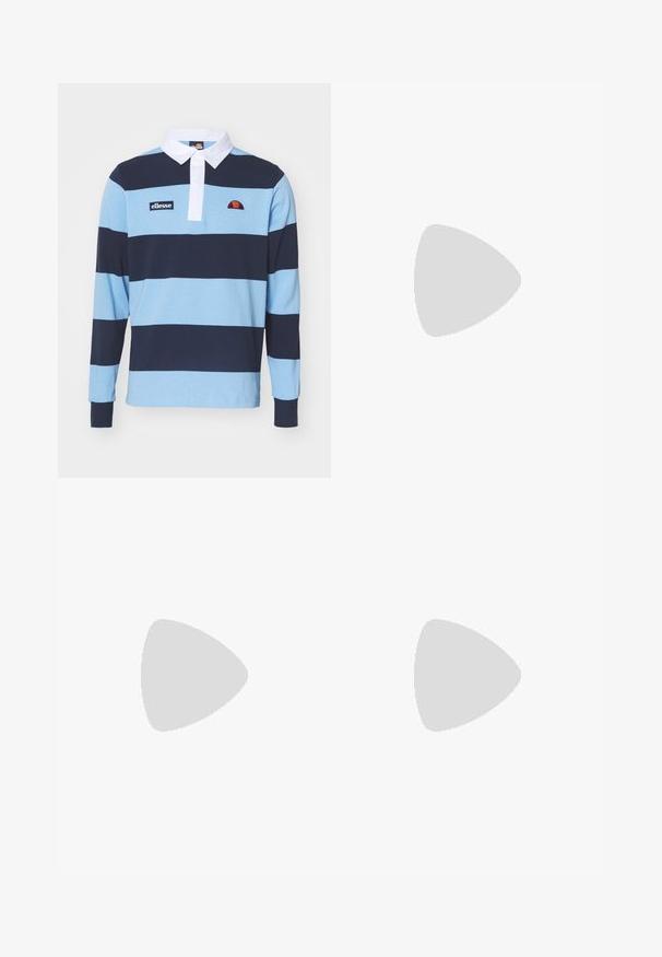 Cămiză polo cu mânecă lungă, în dungi orizontale de culoare albastru deschis și bleumarin. Prezintă un guler alb, logo brodat și o etichetă de marcă neagră.; Pantaloni din bumbac bej cu un design drept, având fermoar, stil cu cinci buzunare și o textură subtilă.; Adidași din piele albă cu accente gri, având o zonă perforată la vârful pantofului, șireturi plate și o talpă cu model. Logo-ul New Balance pe lateral.; Cinco inele argintii: unul cu un detaliu circular negru, unul cu un model geometric alb și negru, iar celelalte cu forme și finisaje diverse.