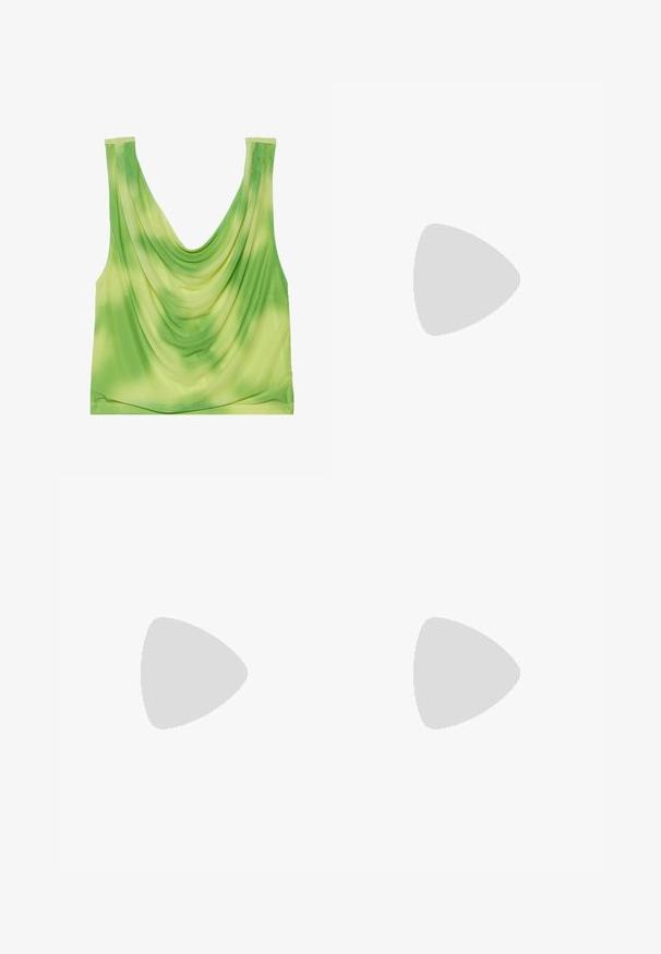 Top verde drapat, cu un decolteu curbat. Prezintă un model de gradient de la verde deschis la verde închis. Fabricat dintr-un material fin, ușor.; Jeanși albastru deschis din denim, cu un design drept, două buzunare frontale și două buzunare dorsale. Textură decolorată pe toată suprafața.; Slide-uri negre cu platformă, cu o talpă groasă și rotunjită și o curea lată. Textură netedă, design minimalist și formă conturată pentru stabilitate.; Geantă din plasă neagră cu studs argintii, având un material de lanț și o plăcuță pe care scrie "LOVE MOSCHINO." Formă rectangulară, suprafață texturată.
