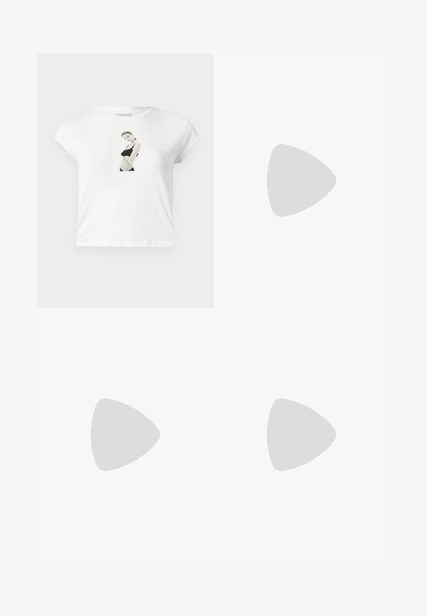 Fehér pamut póló rövid ujjakkal, az elején fekete-fehér fényképnyomattal egy sötét ruházatú alakról.; Fekete ceruzaszoknya, amely magas derékkal és ráncolt textúrával készült rugalmas anyagból. Simító felület, térd feletti stílus, látható fém alkatrészek nélkül.; Tamaris Telitalpú bokacsizmák - black; Olíva zöld vászontáska, dupla fogantyúval, sima felülettel és fém logóval. Kerek forma oldalsó panelek zsebeivel; kék nadrággal párosítva.