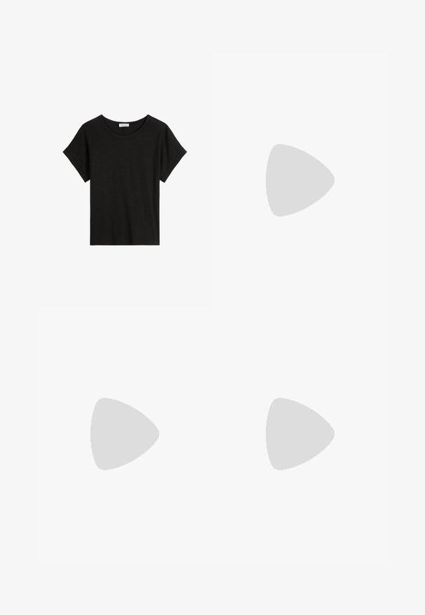 Μαύρο κοντομάνικο T-shirt από μαλακό, υφασμάτινο υλικό με στρογγυλή λαιμόκοψη και διπλωμένα μανίκια. Απλός και ευέλικτος σχεδιασμός.; Μαύρες παν�τελόνες με φαρδιά πόδια, επίπεδο μπροστινό μέρος, πτυχώσεις και λεία υφή υφάσματος. Διαθέτουν ψηλή μέση και κομψή γραμμή για σφιχτή εφαρμογή.; Μαύρες δερμάτινες μπότες μέχρι το γόνατο με λείο υφή, που διαθέτουν χοντρή καουτσούκ σόλα και φερμουάρ στο πλάι για εύκολη χρήση.; Μαύρη τσάντα χειρός με δομημένο σχήμα, λεία υφή και μεταλλικό κούμπωμα. Συνδυασμένη με φαρδιά μαύρα παντελόνια και σανδάλια ανοιχτής μύτης πάνω σε ξύλινο πάτωμα.