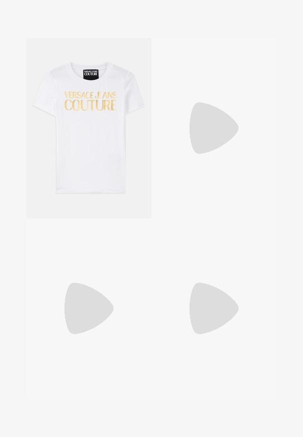 Bela bomba majica iz bombaža z izdelavami v drzni zlati barvi, ki na sprednji strani nosi napis "VERSACE JEANS COUTURE". Klasična zasnova s krojem ob vratu, kratkimi rokavi.; Črne trenirke iz mehkega blaga, z elastičnim pasom in vrvico ter rumeno vezenim logotipom "VERSACE JEANS COUTURE".; Črne lakirane sandale s tremi trakovi, zaponko okoli gležnja in 10-centimetrsko stiletto peto. Imajo detajle iz zlatega kovanja in logotipni čar.; Črna usnjena torbica s ukrivljenim dizajnom, ki vsebuje srebrne žebljičke, zaponko in dve stranski žepki. Nastavljiv trak za različne možnosti nošenja.