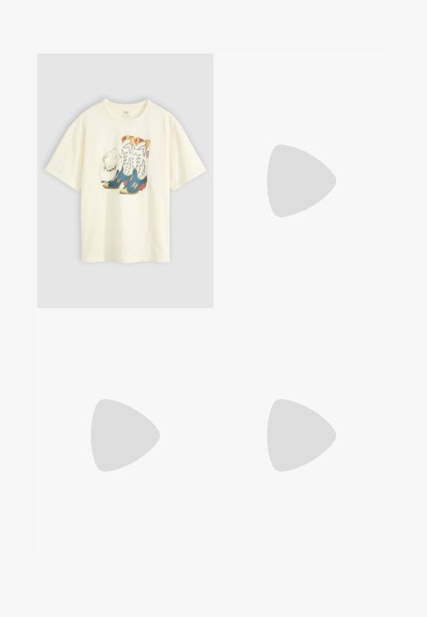 Bijela pamučna majica s grafikom cowboy čizama i šešira. Čizme su plave s žutim naglasima i bijelim detaljima.; Tamno plave traperice s širokim krojem, svijetlim šavovima, pet džepova i zatvaranjem na gumb na struku.; Cipele na visokom potpetici s otvorenom petom u teksturiranom uzorku zmijske kože u bež i smeškastim tonovima; imaju potpeticu stiletto i izrezane strane.; Torba od pletene slame sa širokim, suženim oblikom, sa dva crna kožna remena. Prirodna bež boja sa teksturiranom površinom.