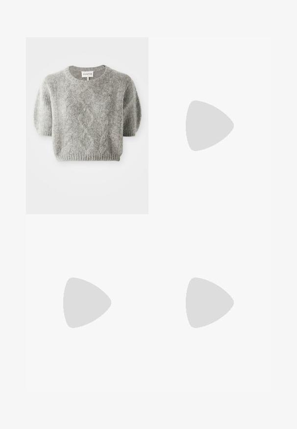 Grijs kortemouwen pullover trui met kabelbreipatroon en ribbelboord. Gemaakt van een zacht, textuur materiaal. Merklabel zichtbaar bij de hals.; Mother THE HUSTLER ROLLER SNEAK - Wide leg - not today satan; rag & bone JONI MULE - Muiltjes met hak - black; Bruine leren handtas met een zachte, gestructureerde uitstraling, voorzien van een sluiting met rits aan de bovenkant en een verstelbare schouderband met zilveren hardware accenten.