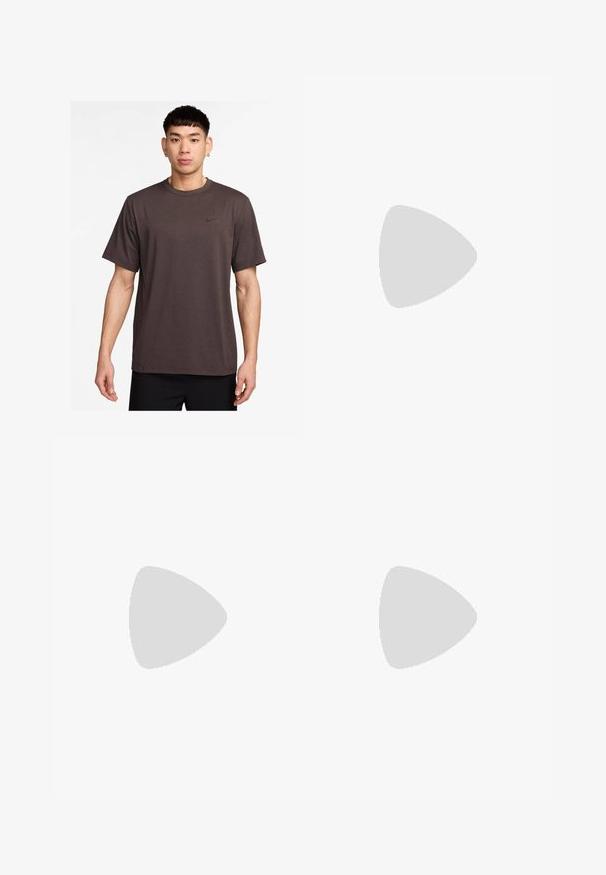 Donkerbruin T-shirt met korte mouwen en een ronde halslijn, voorzien van een zwart Nike-logo op de borst. Lichtgewicht stof met een gladde textuur.; Zwarte leren broek met een recht model, voorzien van een knoopsluiting, vier zakken en een gladde textuur. Versterkte stiksels zichtbaar.; ALDO PILLOWWALK+FLEX INSIDE ZIP AMUR - Lage laarzen - open black; Zwarte rechthoekige zonnebril met donkere lenzen, een dik plastic montuur, gouden accenten op de veren en het merkembleem gegraveerd op de arm.; Zwarte leren schoudertas met een gestructureerd oppervlak, klepopening en verstelbare schouderriem. Kenmerkt zich door een zilveren reliëf van het "MARNI" logo.