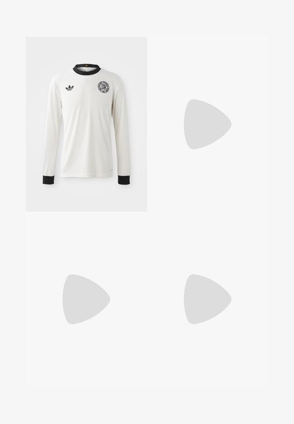 Fehér hosszú ujjú focimez, bordázott textúrával, fekete gallérral és mandzsettákkal, fekete Adidas logóval és kerek grafikai emblémával.; Fekete, hosszú ujjú ingderekes kabát gallérral, elöl gombos záródással és két mellzsebbe hajtható zsebbel, tiszta fehér háttér előtt.; Fekete, szabott nadrág, elülső redőkkel, gombos záródással és övbújtatókkal, fehér háttér előtt kiemelve.; Fehér Adidas Samba sneaker fekete csíkokkal, fekete fűzőkkel, bézs velúr sarka és gumírozott talpa, bal oldali profilban bemutatva.