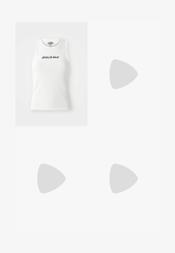 Fehér bordázott ujjatlan felső kerek nyakkivágással, a mellkason fekete betűkkel "Dickies" felirattal.; Lila leggings magas derékkal, rugalmas, sima anyagból. Testhezálló kialakítás, látható minták vagy díszek nélkül.; Fekete lakk bőr slingback pumpa hegyes orral, kivágott oldalakkal, állítható boka pánttal és vékony, elegáns sarkával.; Fekete műanyag napszemüveg zöld lencsékkel, ovális formával és arany logó részletekkel a szárakon. Simító textúrájú és fényes felületű.; Piros bőrből készült válltáska ívelt formával, sima textúrával és cipzáras záródással. Kiváló, vékony fogantyúval rendelkezik a hordozás érdekében.