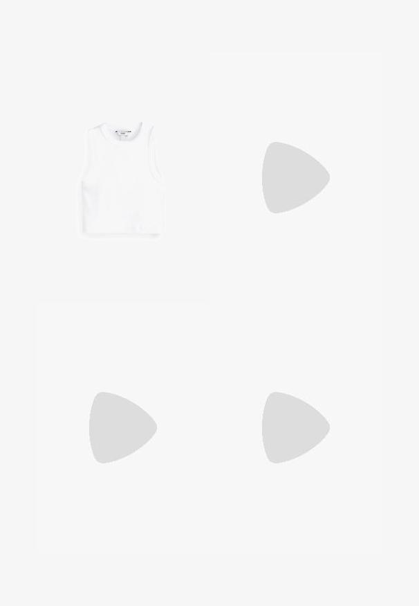 Biała krótką bluzkę crop top z prążkowanej tkaniny, z okrągłym dekoltem i bezrękawowym wzorem. Prosty i uniwersalny styl. Widoczna metka marki.; Jasnoniebieskie dżinsy o szerokich nogawkach. W skład cech wchodzi zamek błyskawiczny z przodu, pięć kieszeni oraz srebrne akcenty metalowe.; Czerwone lakierowane buty Mary Jane na wysokim obcasie z okrągłym noskiem, platformą z przodu, zapięciem na klamrę i rzeźbionym słupkowym obcasem.; Czarne okulary przeciwsłoneczne o eleganckim, kanciastym designie. Posiadają ciemne soczewki, błyszczące wykończenie oraz złoty akcent na zauszniku.; Biała torba na ramię z tkaniny o marszczonej fakturze, regulowanym pasku i srebrnymi elementami. Wyeksponowana obok kremowej sukienki.