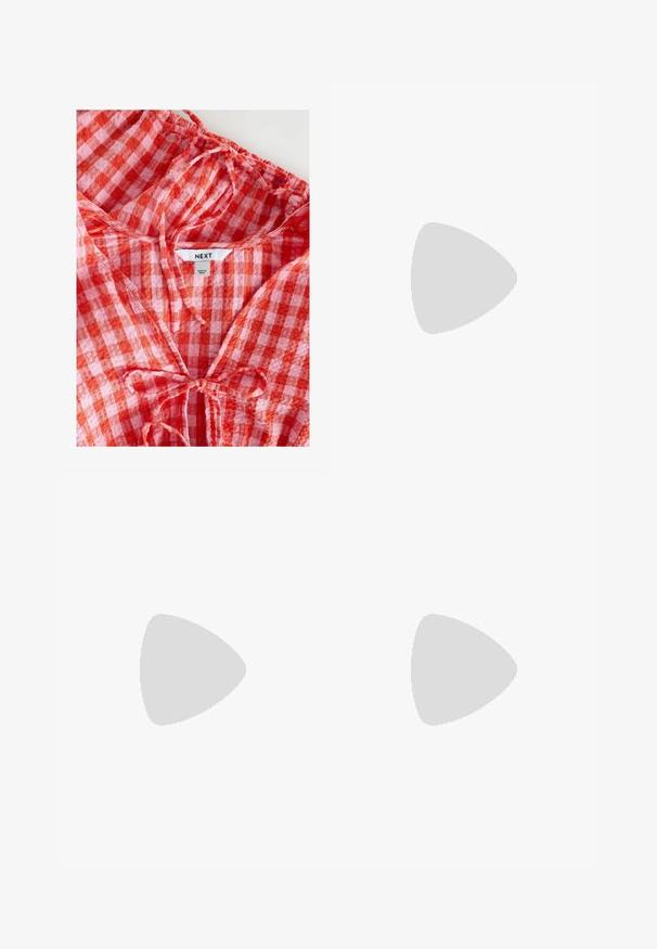 Rød og pink ternet bluse med en rynket halsudskæring og bånddetalje. Lavet af letvægtsstof, har et "NEXT"-mærke indeni.; Hvide, brede bukser med en glat tekstur, der har frontfolder og et klassisk taljebånd, designet til et poleret look.; Sorte læder Mary Jane flad sko med en rund tå, udstyret med sølvfarvede runde nitter og en justerbar rem med spænde.; Sorte læderpung i en slank rektangulær form, med et guld logo. Inkluderer en aftagelig rem for nem bæring.