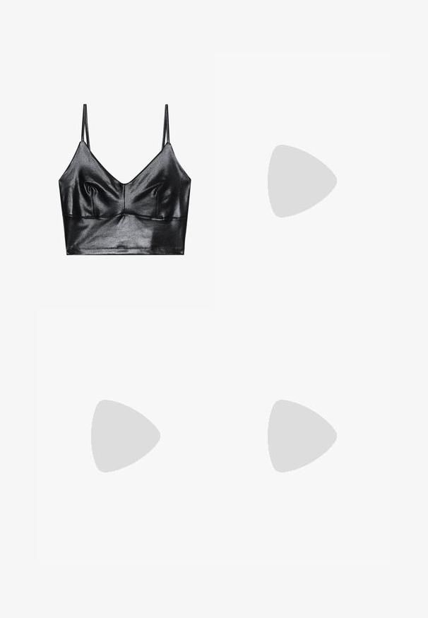 Musta, kiiltävä bralette ohuilla säädettävillä hihnoilla, V-mallinen kaula-aukko, sileä rakenne ja hienovarainen rypytys rinnan alueella muodon aikaansaamiseksi.; Musta mini-hame, joka on valmistettu sileästä synteettisestä materiaalista, jossa on rypytyksiä toisella sivulla ja sopiva siluetti.; Musta nahkainen korkokenkä, jossa on terävä kärki ja sileä pinta. Varustettu kapealla stiletto-kannalla ja matalalla vampirakenteella.; Mustekattu musta käsilaukku, jossa on sileä nahkapinta, varustettu ketjusangalla ja geometrisilla timanttikuvioilla pinnassa.