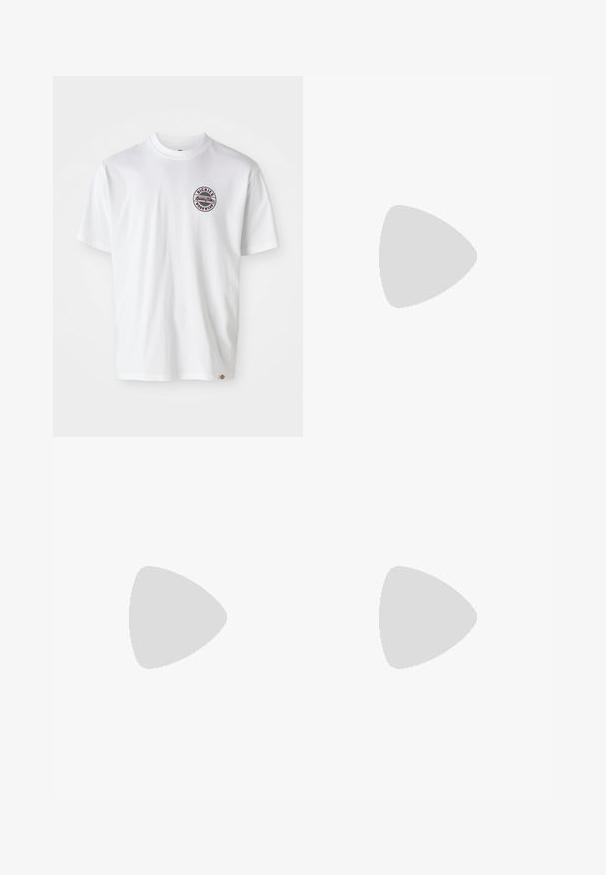 Bijela pamučna majica s okruglim logotipom na prsima. Okrugli izrez, kratki rukavi, opušteni kroj, s crvenim i crnim akcentima.; Zelena i crna karirana flanel košulja s dugim rukavima, prednjim kopčanjem na gumbe, dva džepa na prsima i klasičnim okovratnikom. Mekana tekstura, svestran dizajn.; Široke crne traperice izrađene od mekanog pamuka s izblijedjelim završetkom. Imaju prednje kopčanje na dugme i bočne džepove.; Sivi i crni nubuk sportski cipele s bijelim detaljima i gumiranim potplatima, s okruglim vrhom i vezanjem.