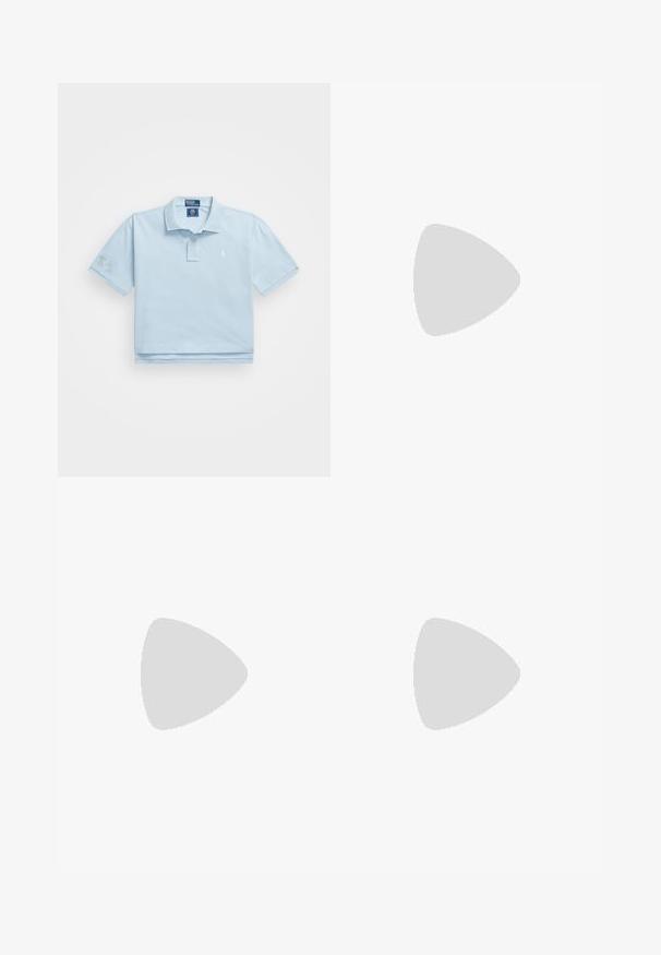 Polo shirt de culoare albastru deschis, Fabricat din bumbac. Prezintă un guler, o închidere cu două butoane și un logo mic pe piept. Mâneci scurte cu o petică pe una dintre ele.; Jeans cu picioare late din denim alb-crem. Design cu talie înaltă, cu închidere prin nasture, două buzunare frontale și detalii cu cusături contrastante.; Pantofii sport prezintă un superior din plasă ușoară de culoare albă și piersică pastel, cu accente portocalii, o talpă texturată și un logo de marcă proeminent.; Geantă din piele crem cu o formă curbată, având un detaliu din metal auriu. Curea este atașată cu un sistem de prindere din metal.
