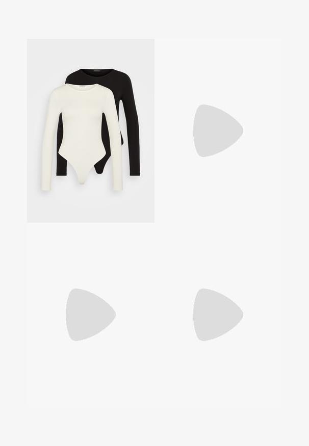 Két hosszú ujjú bodysuit fekete és krém színben. Puha anyagból készült, kerek nyakkivágással és karcsú fazonnal.; Fekete nadrág egyenes lábbal, sima anyagból készült. Lapostermészetű derékrésszel rendelkezik és nincs látható zsebe. Minimalista stílusú.; Burgundy lakkozott bőr csúszócipő négyzet alakú orral, kis tömbsarkúval és díszes masnival az elülső pánton.; Kis bordó bőr válltáska hosszú pánttal és elöl csattos részlettel, egyszínű háttér előtt.